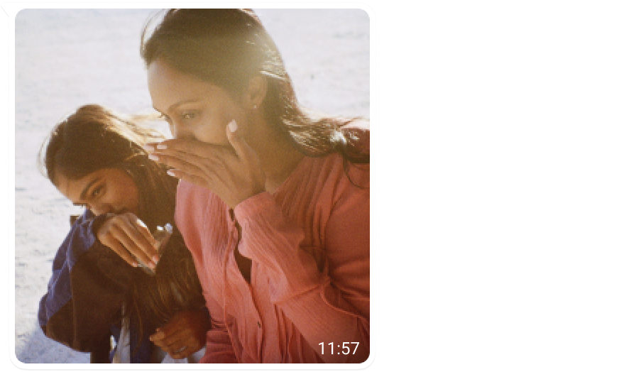 通过 WhatsApp 发送的母女合照，照片上有时间戳 